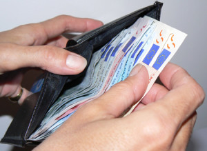 Mujer recupera cartera perdida hace 14 años con su dinero más intereses