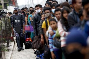 Cuatro días después de terremoto en Nepal comienza a llegar la ayuda