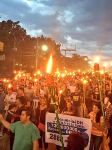 Marcha de antorchas contra saqueadores de IHSS