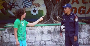 VIDEO: Policía humilla a joven en Honduras