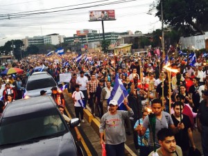 Miles de personas marcharon para exigir la renuncia de Juan Orlando Hernandez