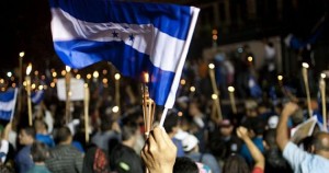 VIDEO: Marcha de antorchas cantando Gimme Tha Power