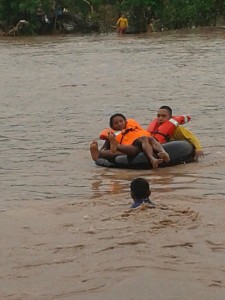 Bomberos rescatan una familia en Santa Barbara