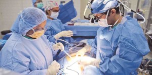 Extraen palillo de dientes del corazón de un hombre