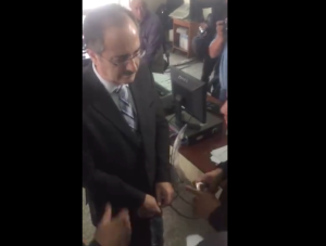 Momento en que la policía arresta a Pedro Muadi