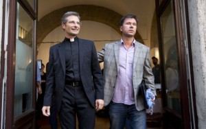 Explosiva carta de renuncia de sacerdote gay