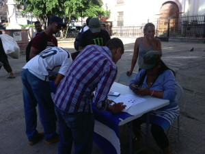 Hondureños firman para solicitar Juicio Político contra el Presidente Hernández
