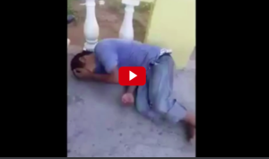 Niño llora del dolor y ruega por atención en las afueras del Hospital de Choluteca.