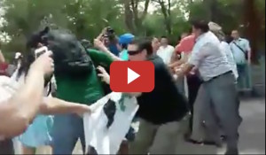 Agreden a hondureños que protestaban en contra de Juan Orlando Hernández