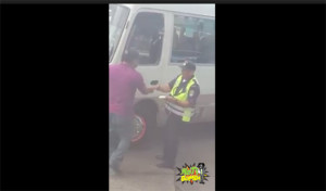 Filman a Policía y a un ciudadano pactando “mordida” en Honduras
