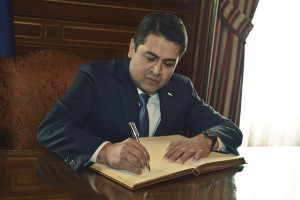 Hernández viaja a EE.UU a firmar copia barata de la CICIH