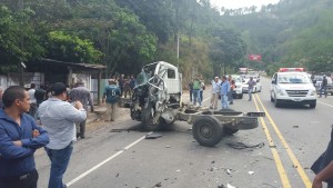 Aparatoso accidente a la altura de Siguatepeque deja dos heridos