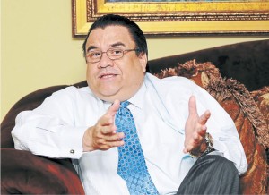 Sonoro abucheo y repudio recibió Arturo Corrales en el Congreso