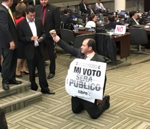 Así llegó este diputado a exigir el voto público en el Congreso