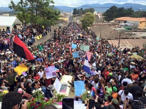 Multitudinaria despedida a Berta Cáceres