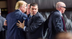 Agentes del Servicio Secreto saltan al escenario para proteger a Trump en acto de campaña