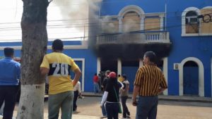 Provocan incendio en sede del Partido Nacional