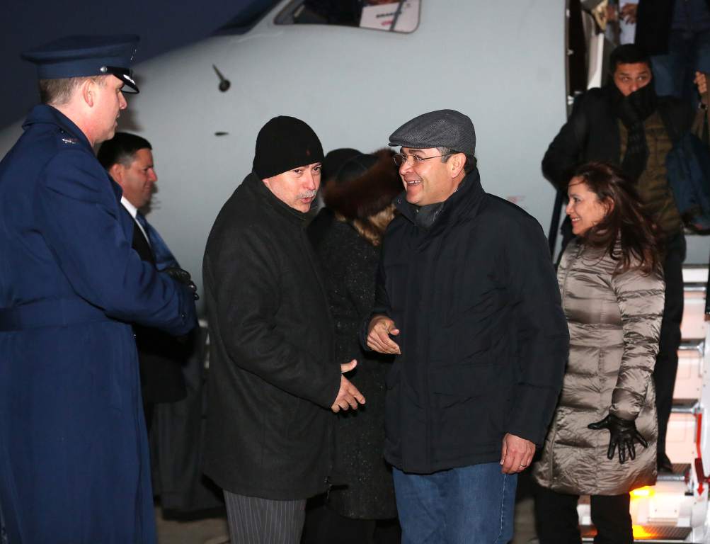 En una de sus giras a Washington, al fondo el lujoso Jet de Juan Orlando Hernández.