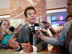 Salvador Nasralla denuncia irregularidades en contrato de Palmerola
