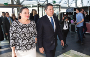 Diseñadora británica desenmascara al Presidente Hernández