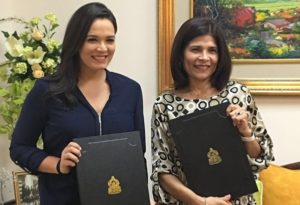 Carmen Boquin firma con Hilda Hernández representar a “Marca País”