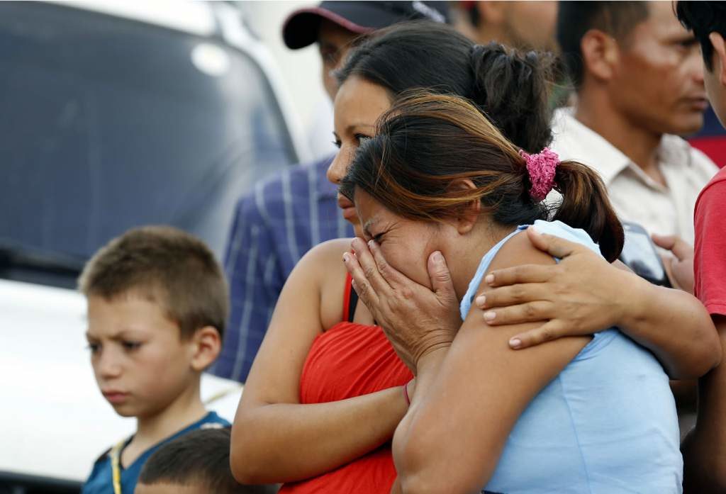 Familiares de las víctimas llegaron a la escena del crimen para identificar los cadáveres.