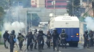 Casa Presidencial reprime con bombas lacrimógenas a miembros del COPINH