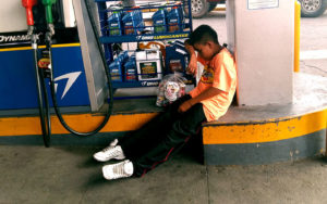 Niño capitalino, el retrato de un pueblo que trabaja para sobrevivir