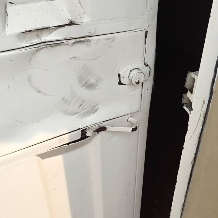 Así quedó la puerta de la clínica del suegro de Ana Jurka