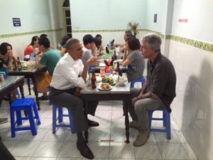 Obama cena en Vietnam por 6 dólares y se hace viral
