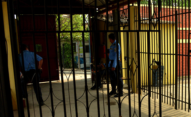 Un grupo de policías resguardan esas instalaciones, luego de los acontecimientos criminales.