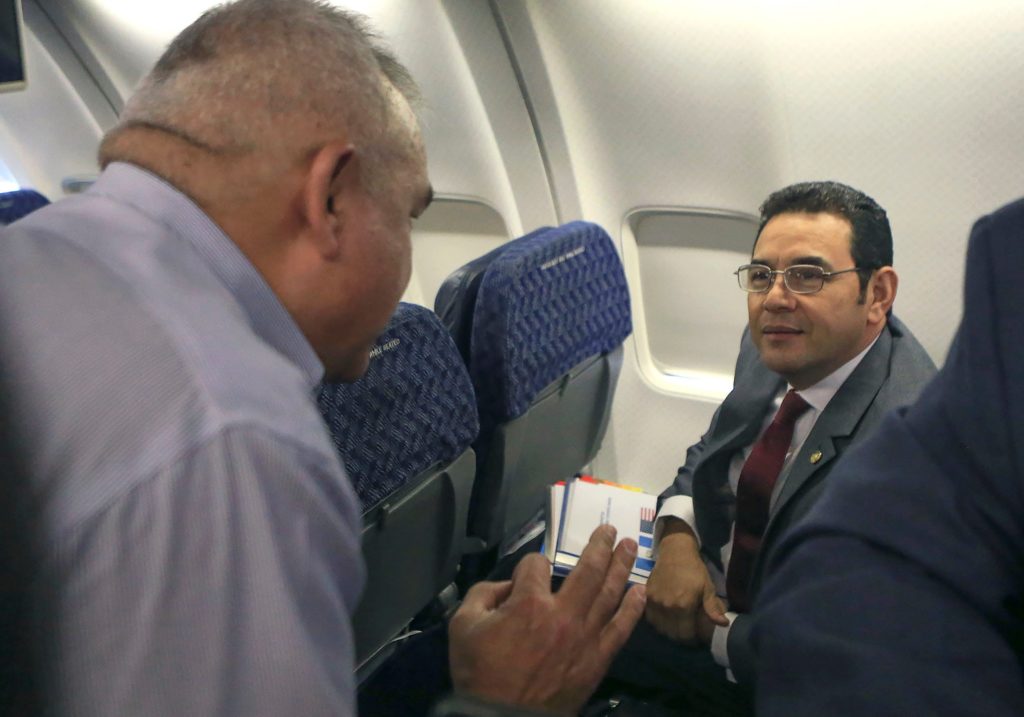 El Presidente de Guatemala, Jimmy Morales en su vuelo hacía Washington en vuelo comercial y clase económica. 