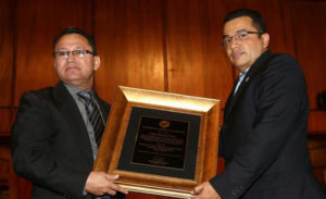 Director de El Heraldo recibe premio Álvaro Contreras