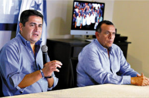 Expresidente Lobo firma a favor de la reelección
