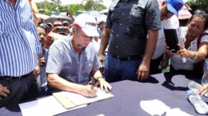 Ricardo Álvarez firma a favor de la reelección de Juan Orlando