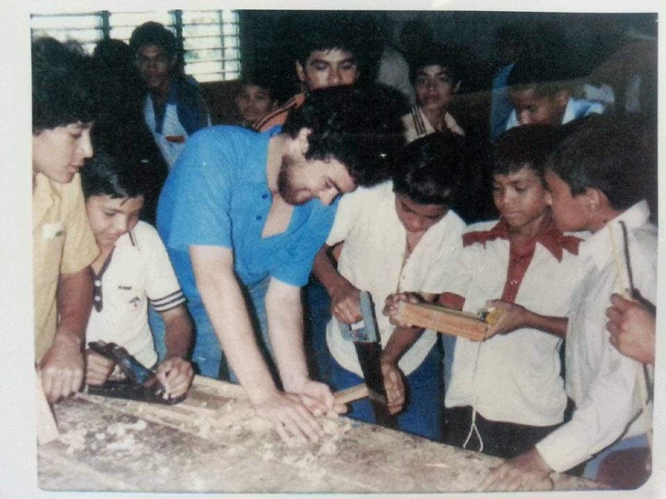  Tim Kaine en 1980 en el Instituto Tecnico Loyola en Honduras
