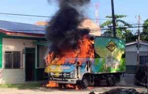 Le prenden fuego a camión de Leyde en La Ceiba