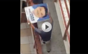 Hondureños despedidos por el gobierno destruyen propaganda de JOH