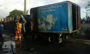 Carro propiedad de SULA fue incendiado en Tegucigalpa