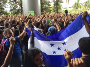 Rectora cede y acepta dialogar sobre dos puntos propuestos por estudiantes