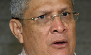 Oficializan salida de Esdras Amado López de LIBRE