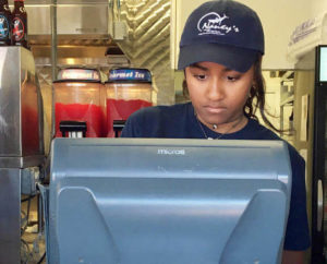 Hija de Barack Obama trabaja como mesera vendiendo mariscos
