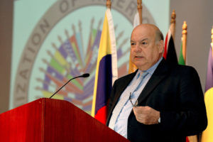 Insulza lanza candidatura a presidente en Chile