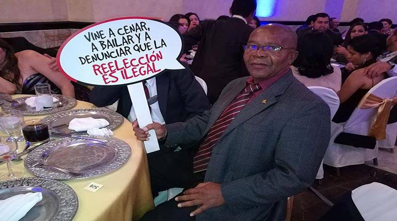 otro de los abogados también se unió con las pancartas