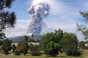 Tras sismo y tsunami, volcán erupciona en Indonesia