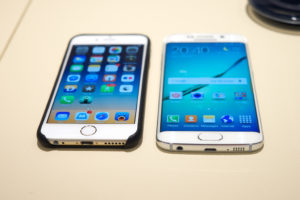 Italia multa a Apple y Samsung por limitar vida útil de sus teléfonos