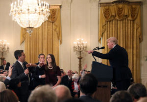 Juez ordena a Trump devolver credenciales a periodista de CNN