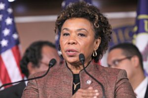 Congresista Barbara Lee se pronuncia en contra de violencia hacia migrantes