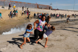 ‘Niños gritando y tosiendo’ mientras policía de Trump los reprimía