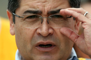 Mike Vigil ex agente de la DEA: “Juan Orlando Hernández está en la mira”